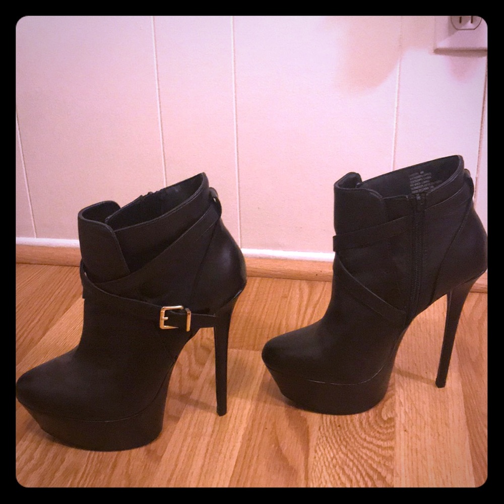 Steve Madden SASSSYY Booties - Size 8
